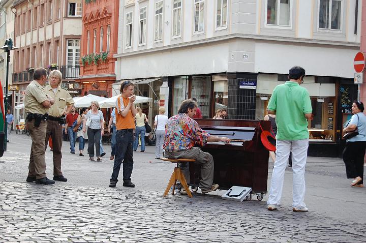 Politie, harmonicajongen en pianoman 2.jpg